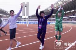 爱游戏体育官方-中国女足队员心系国旗，誓言夺冠