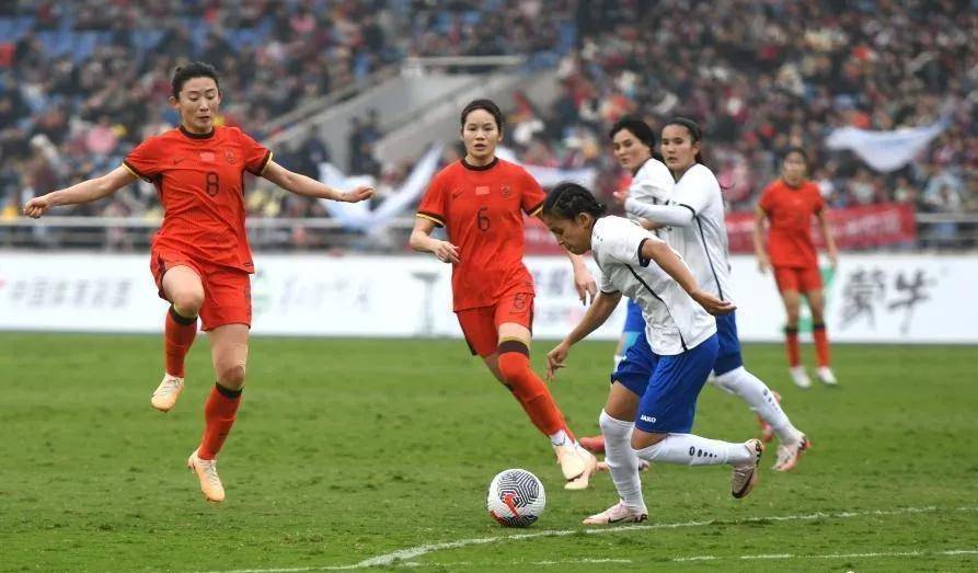 中国女足队员张某在比赛中发挥出色