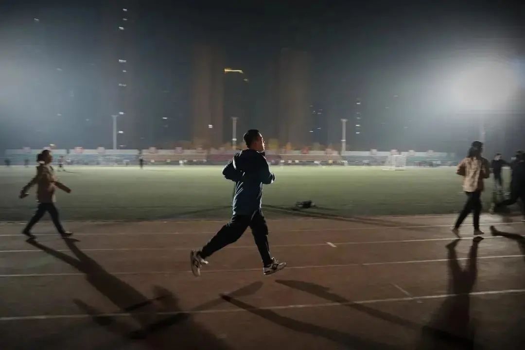 挑战巨人勇往直前，冠军之路脚步不停歇的简单介绍