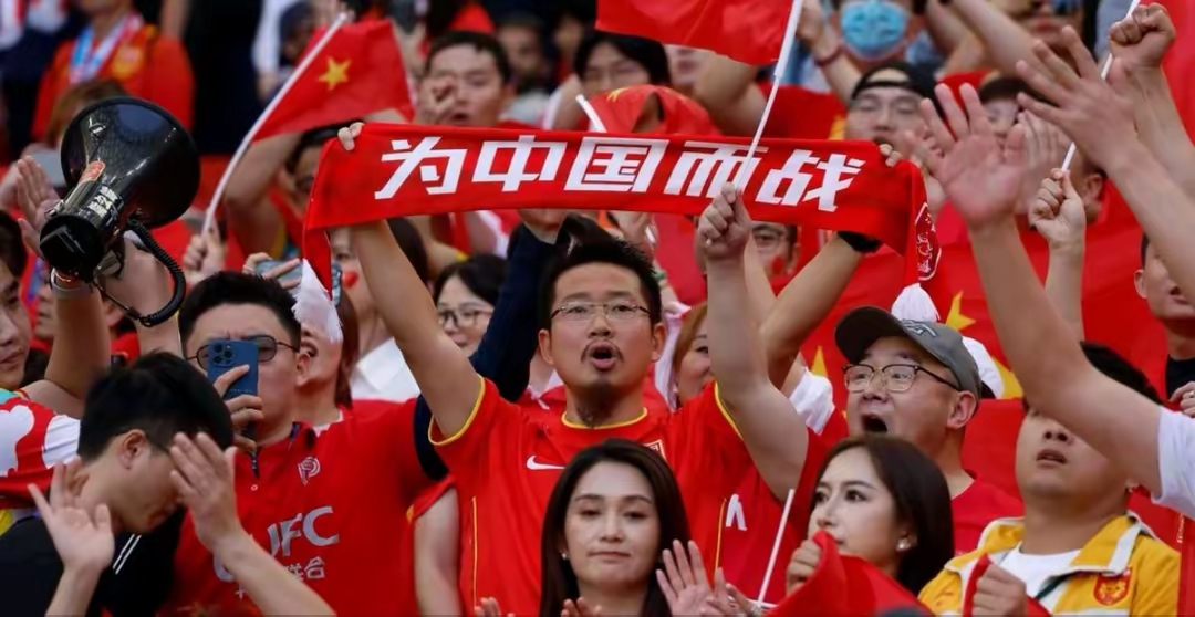 敢于挑战！中国足球代表队在世界舞台上崭露头角