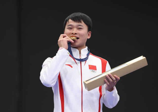 包含法国运动员在射击项目中发挥出色，获得金牌的词条